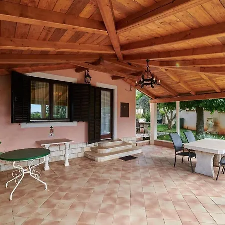 In Valica Mit Grossem Garten By Interhome شقة أوماغ
